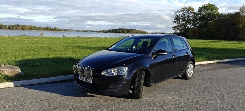 Svart Begagnad 2014 VW Golf VII Halvkombi | 89 000 kr (Bra pris) - Bild 1/4