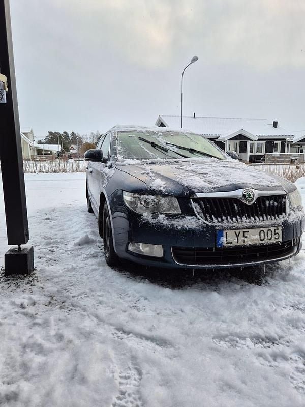 Begagnad 2012 Skoda Superb Kombi | 40 000 kr (Superpris) - Bild 1/4