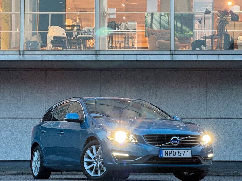 Blå Begagnad 2015 Volvo V60 Momentum Kombi | 149 900 kr (Marknadspris) - Bild 1/4