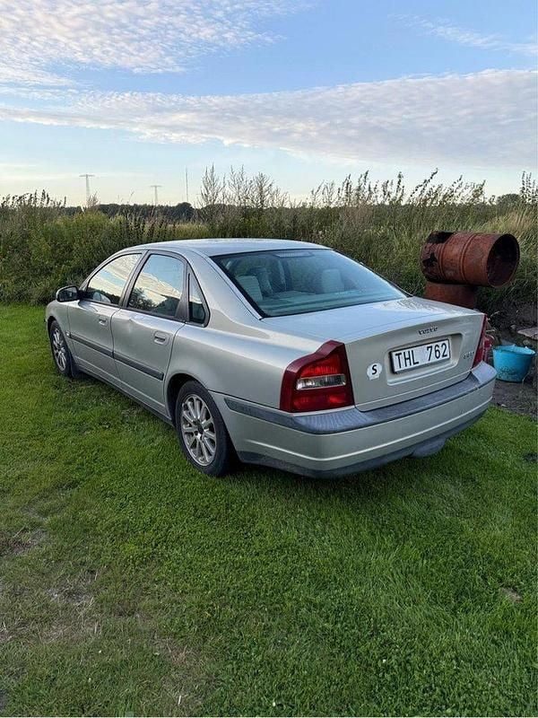 Grå Begagnad 2002 Volvo S80 Sedan | 16 500 kr (Marknadspris) - Bild 1/4
