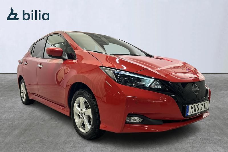 Begagnad Nissan Leaf N-Connecta 161 kW (219 HK) 2023 Röd Halvkombi