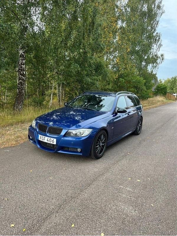 Blå Begagnad 2006 BMW 330 Comfort Edition Kombi | 65 000 kr (Marknadspris) - Bild 1/4
