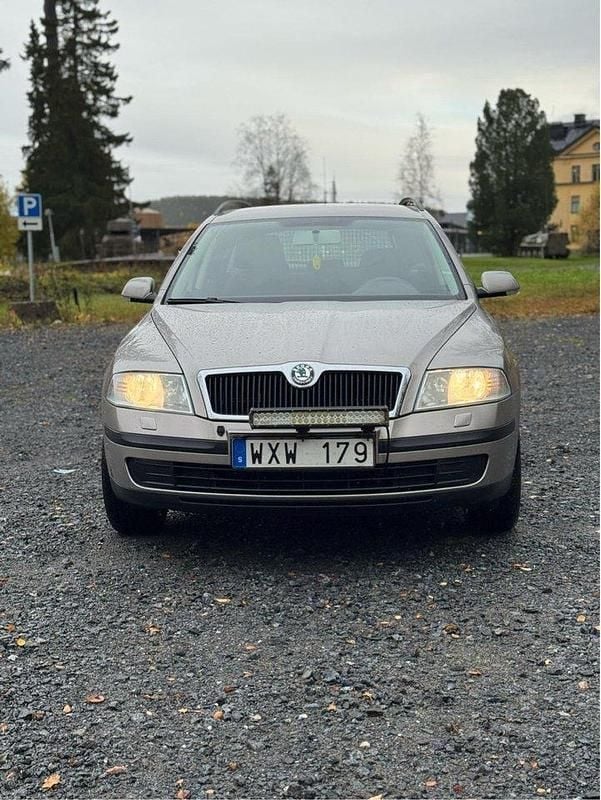 Brun Begagnad 2007 Skoda Octavia Kombi | 29 000 kr (Marknadspris) - Bild 1/4