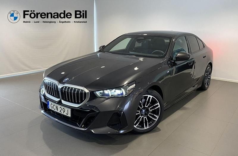 Grå Begagnad 2024 BMW 530e M Sport Sedan | 619 000 kr (Bra pris) - Bild 1/4