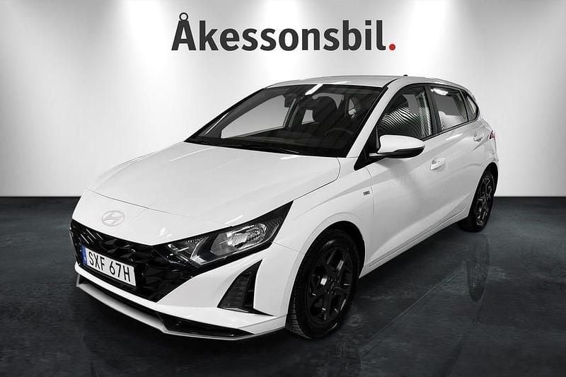 Vit Begagnad 2023 Hyundai i20 Essential Halvkombi | 214 000 kr (Marknadspris) - Bild 1/4