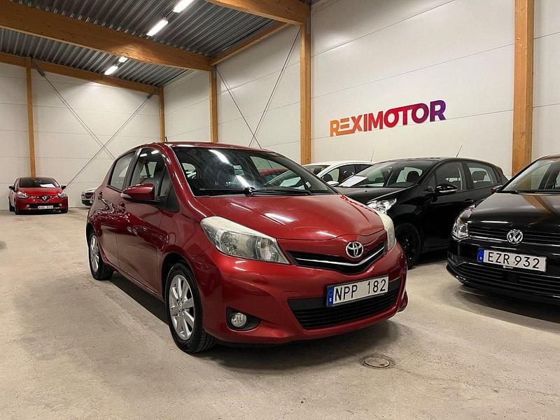 Röd Begagnad 2013 Toyota Yaris Active Halvkombi | 69 900 kr (Marknadspris) - Bild 1/4