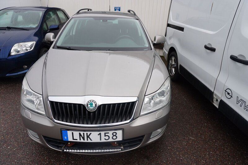 Ljusbrun Begagnad 2010 Skoda Octavia Elegance Kombi | 47 000 kr (Marknadspris) - Bild 1/4