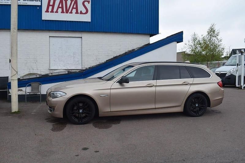 Ljusbrun (brun) Begagnad 2011 BMW 520 Kombi | 79 500 kr (Bra pris) - Bild 1/4