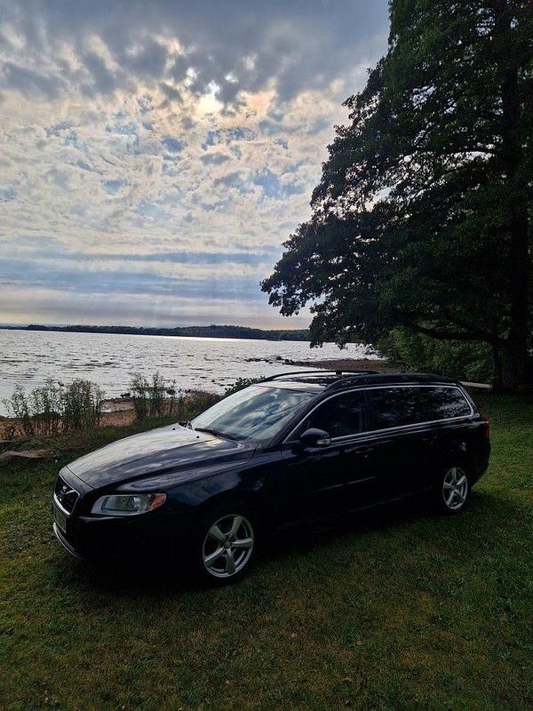 Svart Begagnad 2011 Volvo V70 Momentum Kombi | 41 500 kr (Superpris) - Bild 1/4