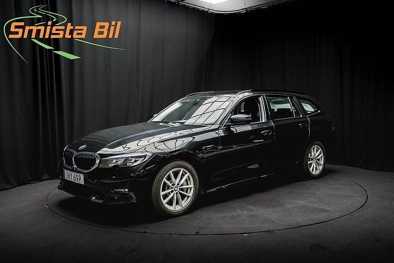 Svart Begagnad 2020 BMW 330e Shadowline Kombi | 268 900 kr (Bra pris) - Bild 1/3
