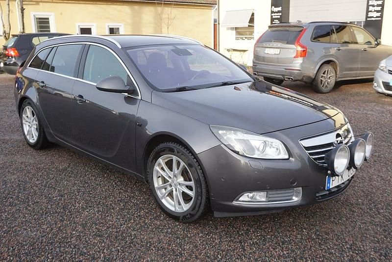 Silver Begagnad 2010 Opel Insignia Kombi | 64 900 kr - Bild 1/4