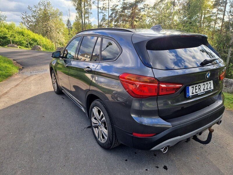 Grå Begagnad 2018 BMW X1 Sport Line SUV | 189 000 kr (Marknadspris) - Bild 1/4