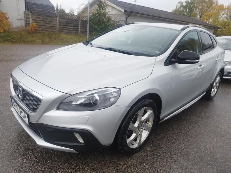 Silver Begagnad 2016 Volvo V40 CC Momentum Kombi | 124 900 kr (Marknadspris) - Bild 1/3