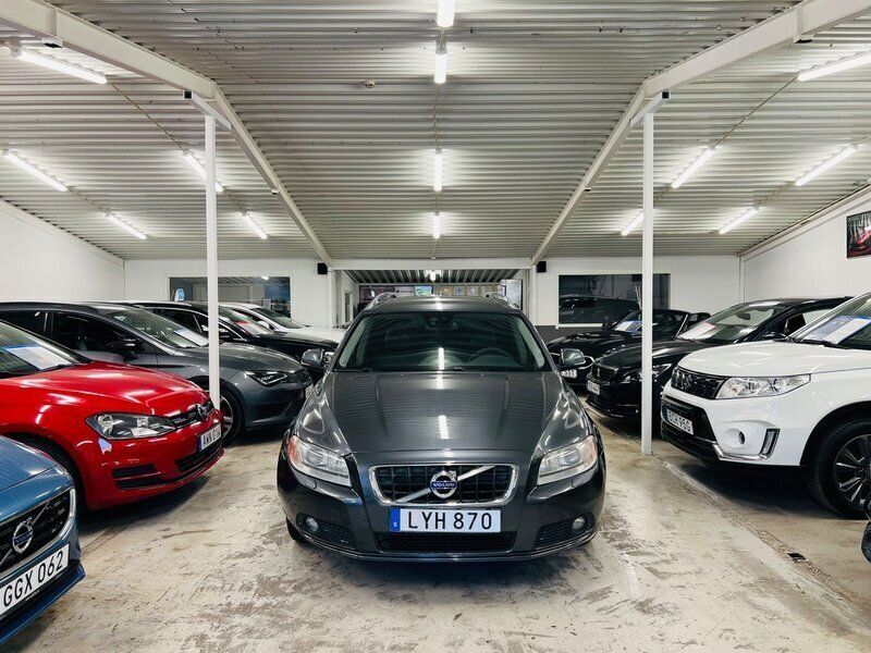 Grå Begagnad 2011 Volvo V70 Kombi | 69 900 kr (Lite dyr) - Bild 1/4