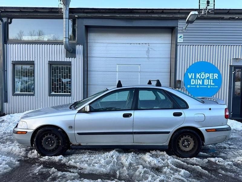 Ljusgrå Begagnad 2001 Volvo S40 Sedan | 14 902 kr (Superpris) - Bild 1/4