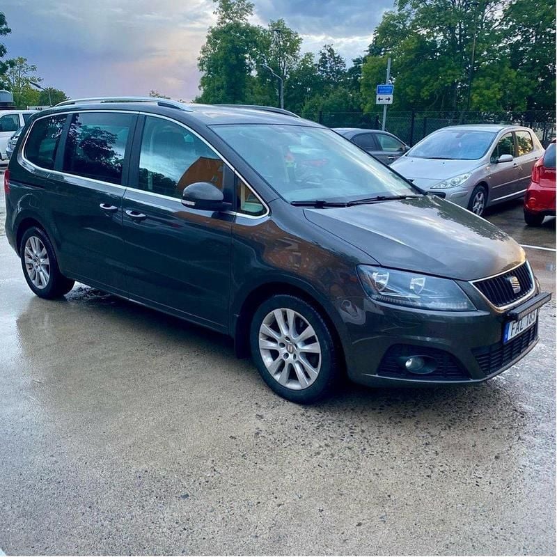Brun Begagnad 2015 Seat Alhambra 4Drive Minibuss | 114 900 kr (Marknadspris) - Bild 1/4