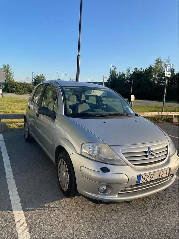 Silver Begagnad 2004 Citroën C3 Halvkombi | 12 000 kr (Marknadspris) - Bild 1/2
