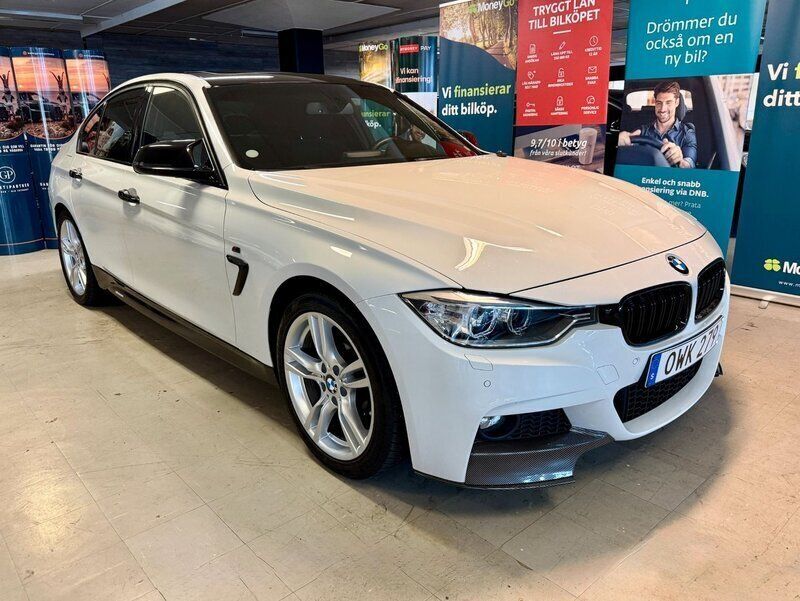Vit Begagnad 2012 BMW 320 M Sport Sedan | 164 900 kr (Dyr) - Bild 1/4