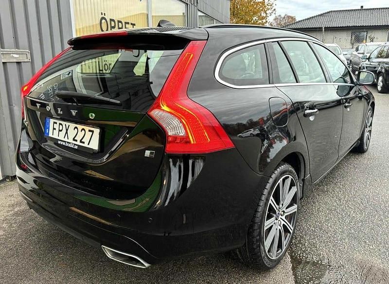 Begagnad Volvo V60 Momentum 190 HK (139 kW) 2018 Svart Kombi