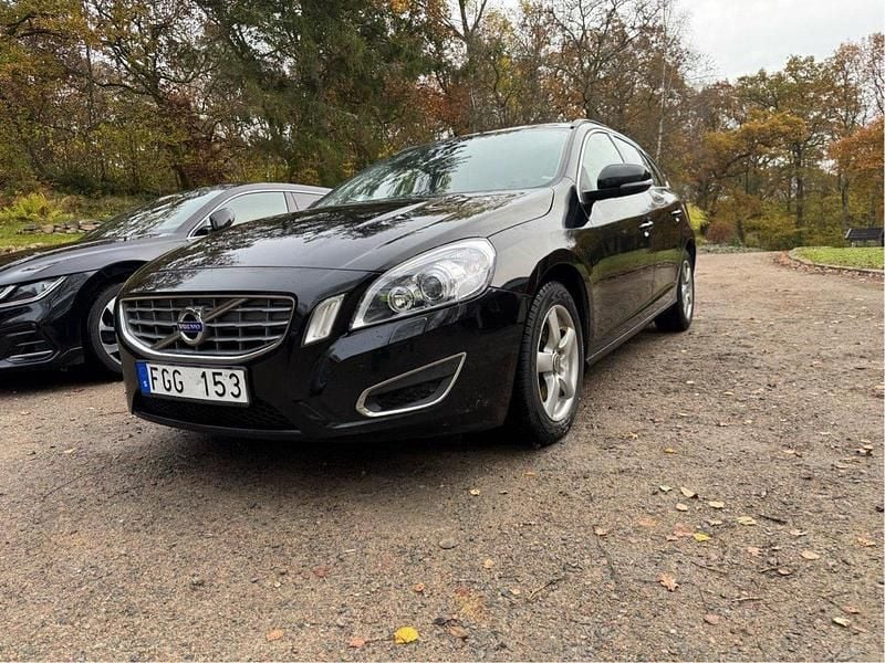Svart Begagnad 2012 Volvo V60 Momentum Kombi | 69 000 kr (Marknadspris) - Bild 1/4