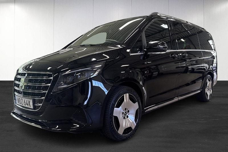 Svart Begagnad 2025 Mercedes V300 Exclusive Minibuss | 1 169 000 kr - Bild 1/4