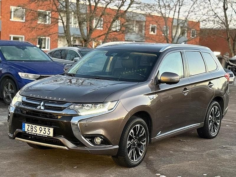 Brun Begagnad 2017 Mitsubishi Outlander P-HEV SUV | 174 500 kr (Marknadspris) - Bild 1/4