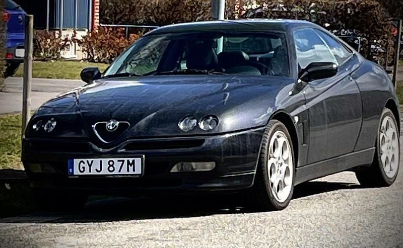 Svart Begagnad 2002 Alfa Romeo GTV Sportkupé | 70 000 kr - Bild 1/4