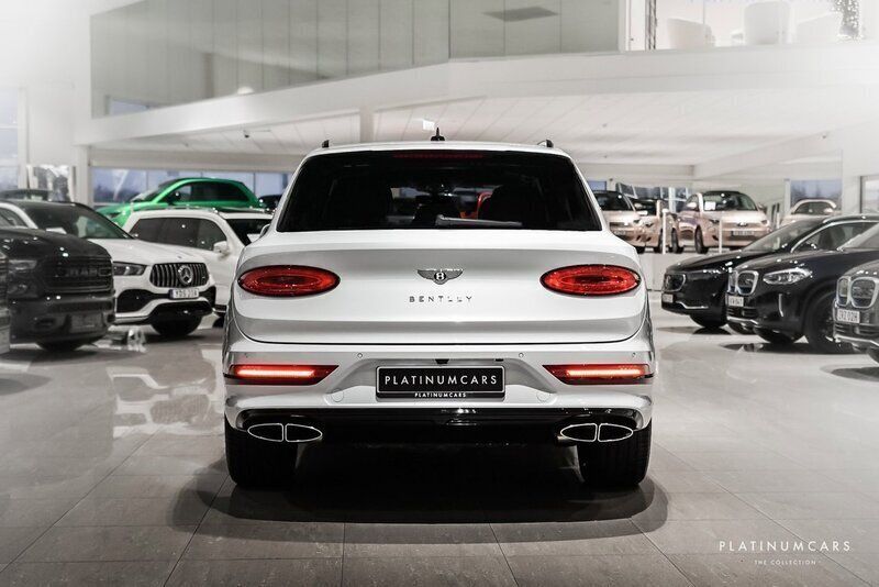 Begagnad Bentley Bentayga Mulliner 550 HK (404 kW) 2020 Vit SUV
