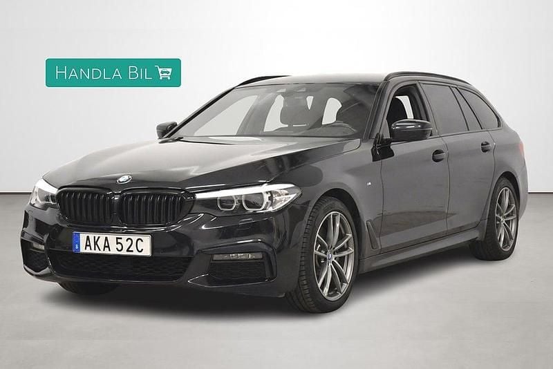 Svart Begagnad 2019 BMW 520 M Sport Kombi | 299 700 kr (Marknadspris) - Bild 1/4