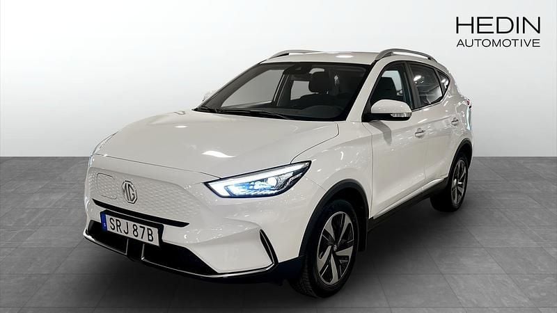 Vit (white) Begagnad 2022 MG ZS Comfort Sedan | 239 900 kr (Bra pris) - Bild 1/4
