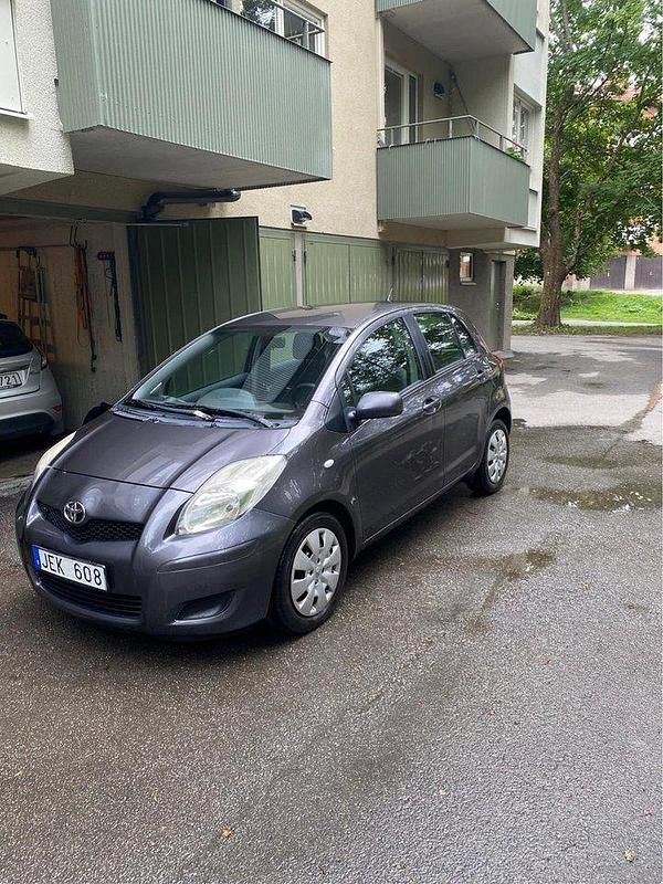 Grå Begagnad 2008 Toyota Yaris Halvkombi | 38 000 kr (Marknadspris) - Bild 1/4