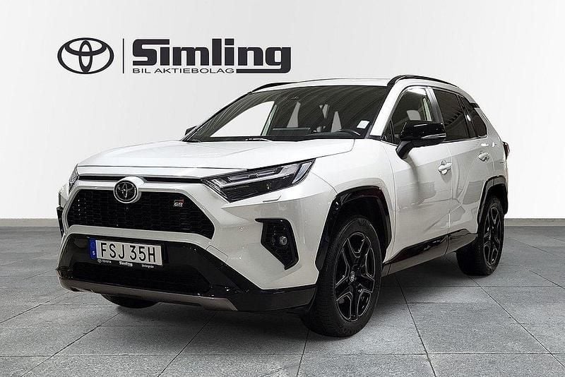 Vit Begagnad 2022 Toyota RAV4 Hybrid Sport SUV | 389 900 kr (Superpris) - Bild 1/4