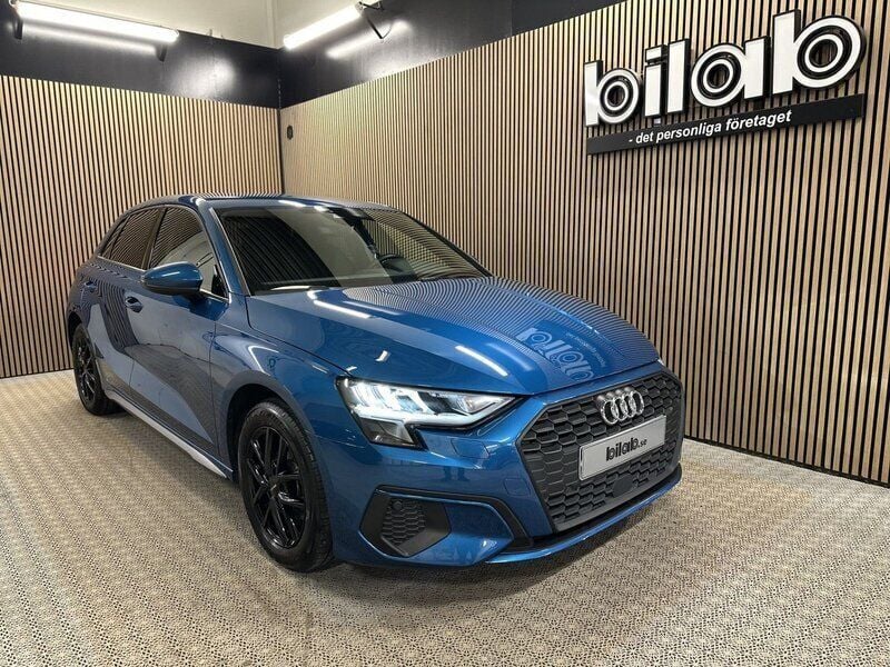 Blå (atollblå metallic) Begagnad 2022 Audi A3 Sportback Proline Halvkombi | 219 000 kr (Bra pris) - Bild 1/4