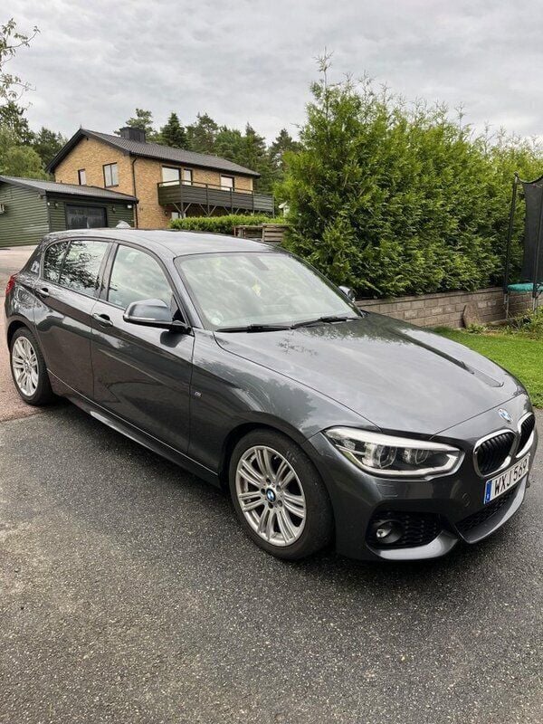 Grå Begagnad 2017 BMW 118 M Sport Halvkombi | 140 000 kr (Bra pris) - Bild 1/4