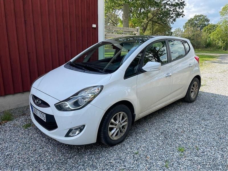 Vit Begagnad 2011 Hyundai ix20 Minibuss | 50 000 kr (Marknadspris) - Bild 1/4