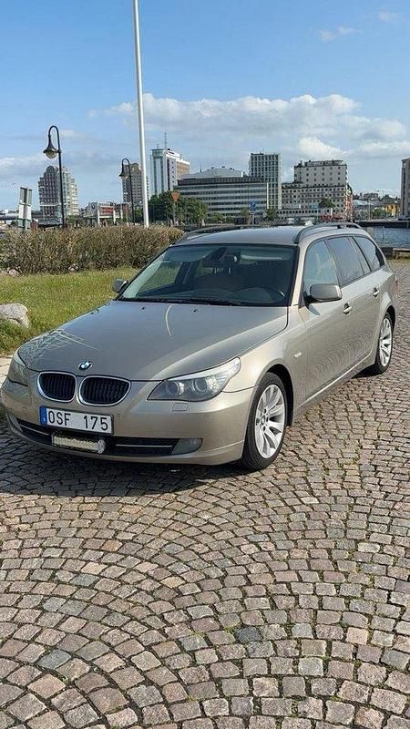 Brun Begagnad 2008 BMW 520 Kombi | 48 900 kr (Marknadspris) - Bild 1/4