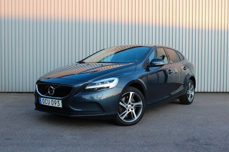 Mörkblå Begagnad 2016 Volvo V40 Momentum Kombi | 164 900 kr (Marknadspris) - Bild 1/4