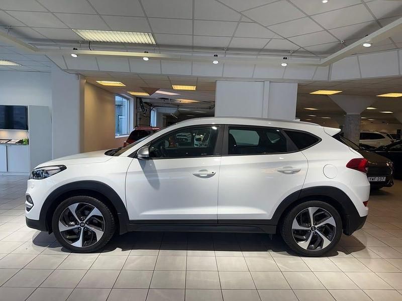 Vit Begagnad 2017 Hyundai Tucson SUV | 175 900 kr (Marknadspris) - Bild 1/4