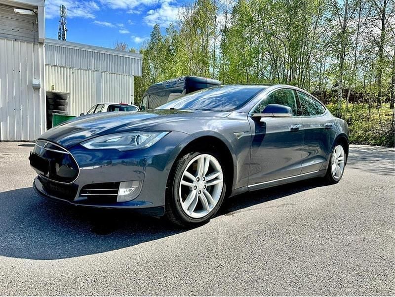 Grå Begagnad 2015 Tesla Model S Sedan | 149 000 kr (Bra pris) - Bild 1/4