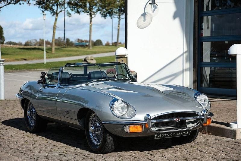 Begagnad Jaguar E-Type 201 HK (147 kW) 1967 Primerose yellow Cab