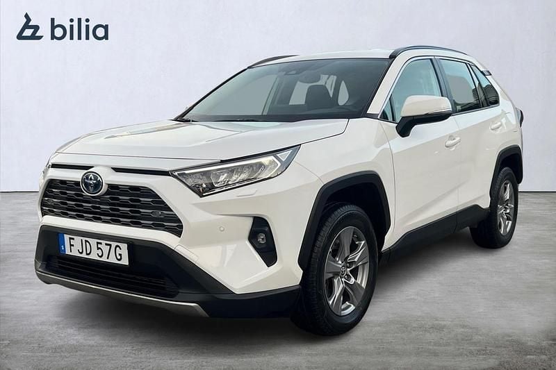 Vit Begagnad 2024 Toyota RAV4 Hybrid Active SUV | 399 900 kr (Superpris) - Bild 1/4