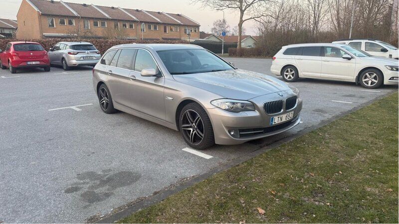 Silver Begagnad 2011 BMW 520 Kombi | 99 000 kr (Marknadspris) - Bild 1/4