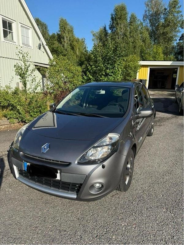 Grå Begagnad 2012 Renault Clio R.S. Halvkombi | 43 000 kr (Marknadspris) - Bild 1/4