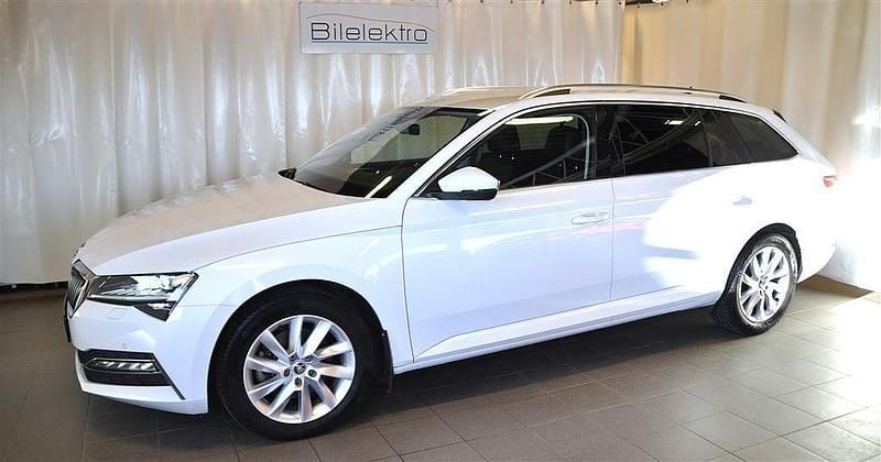 Vit Begagnad 2023 Skoda Superb Business Line Kombi | 305 000 kr (Marknadspris) - Bild 1/4