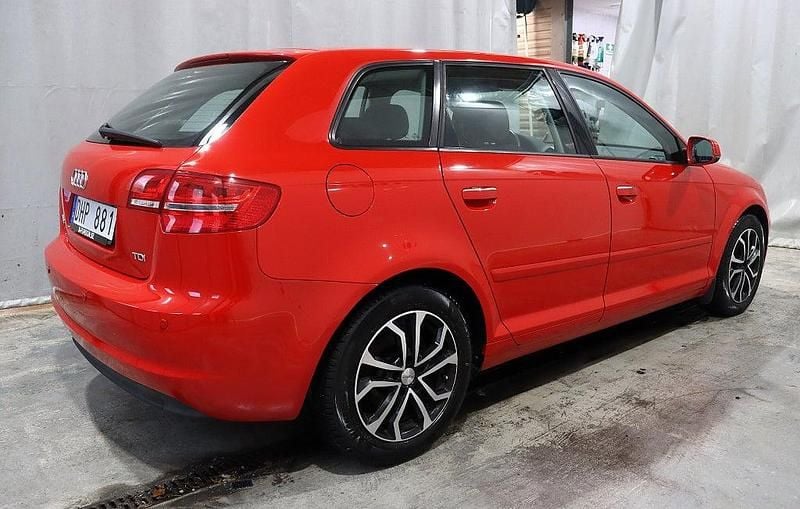 Begagnad Audi A3 Comfort 140 HK (102 kW) 2011 Röd Halvkombi