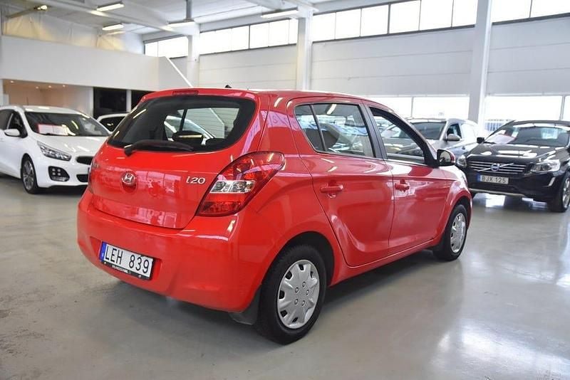Begagnad Hyundai i20 Select 101 HK (74 kW) 2010 Röd Halvkombi