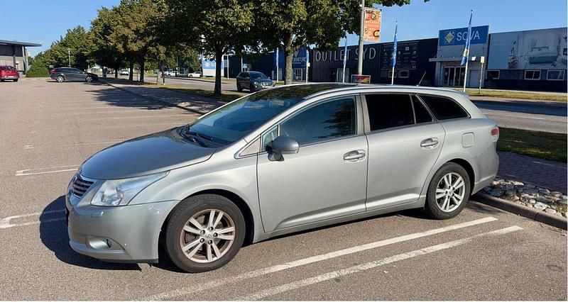 Grå Begagnad 2010 Toyota Avensis Kombi | 59 999 kr (Superpris) - Bild 1/4