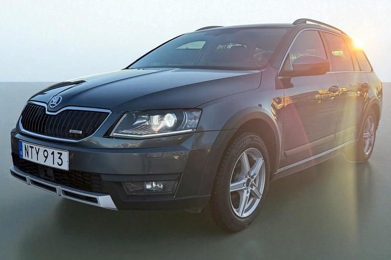 Grå (gråmetallic) Begagnad 2015 Skoda Octavia Scout Kombi | 119 000 kr (Lite dyr) - Bild 1/4