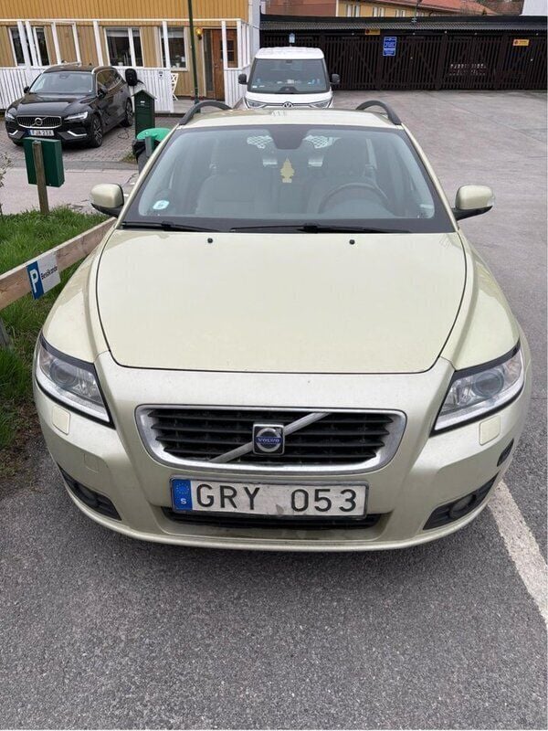 Grön Begagnad 2008 Volvo V50 Momentum Kombi | 25 000 kr (Marknadspris) - Bild 1/4