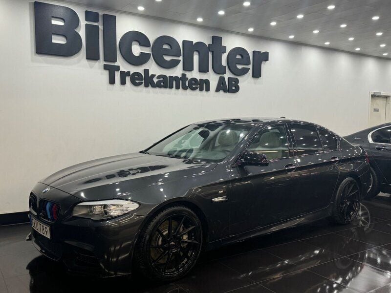 Mörkgrå Begagnad 2013 BMW M550 M Sport Sedan | 249 900 kr (Marknadspris) - Bild 1/4